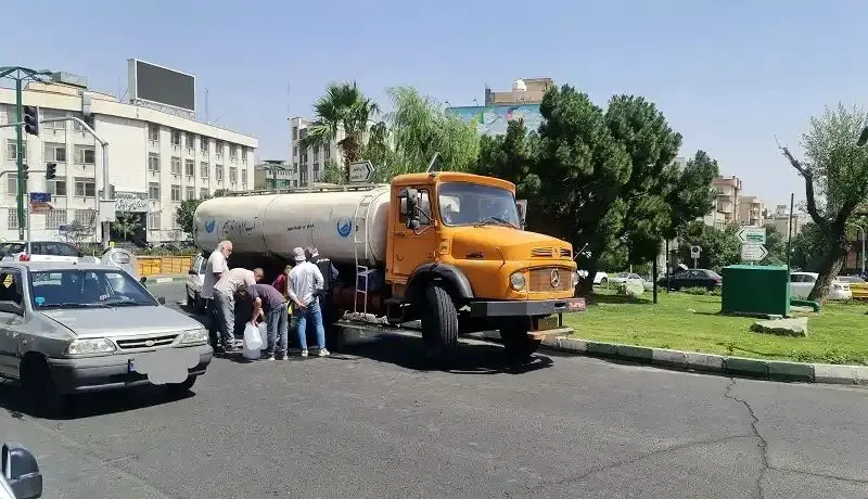 قطعی آب در تهران ادامه دارد/ آبرسانی با تانکر؛ قطره‌‌ای در بیابان