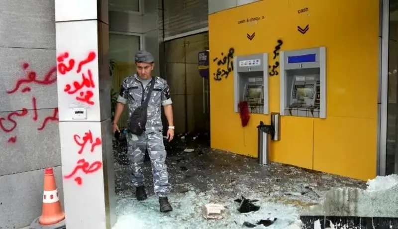 آتش بحران اقتصادی دامن بانک‌های لبنان را گرفت