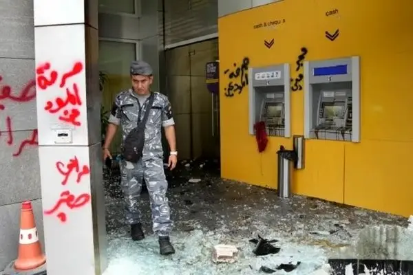 آتش بحران اقتصادی دامن بانک‌های لبنان را گرفت