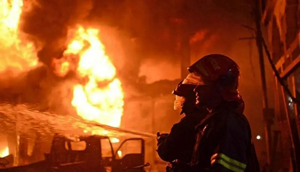 آتش سوزی در بازار تهران/ ۳۰ مغازه و انباری بازار آهنگران در آتش سوخت