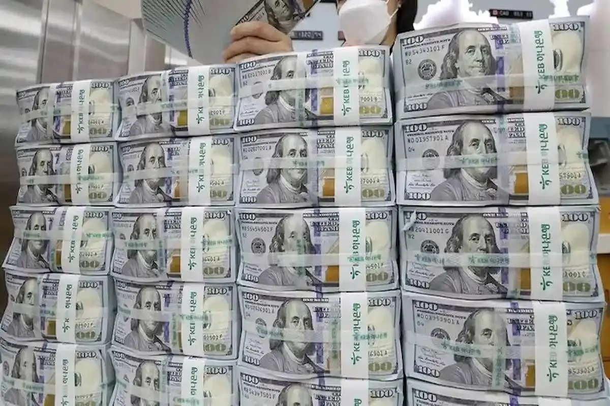 قیمت دلار 23 مهر 1402 / دست‌انداز تمدید تحریم‌ها قیمت دلار را افزایش می‌دهد؟
