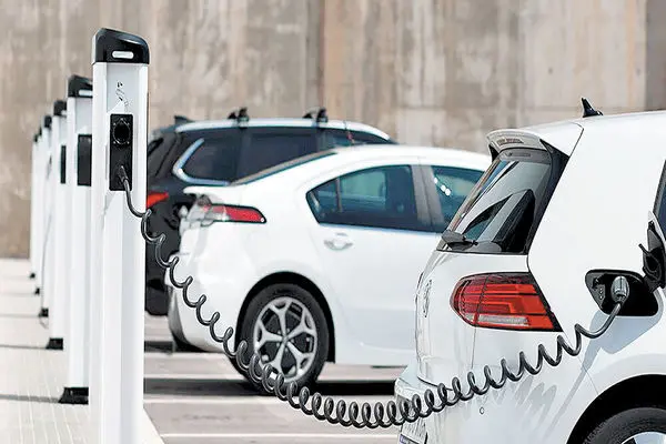 برقی‌سازی صنعت خودرو از حساسیت مردم بر قیمت بنزین می‌کاهد؟
