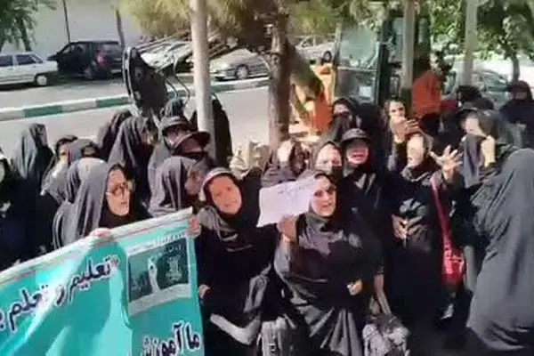 تجمع  اعتراضی نیروهای نهضت سواد آموزی مقابل وزارت آموزش و پرورش 
