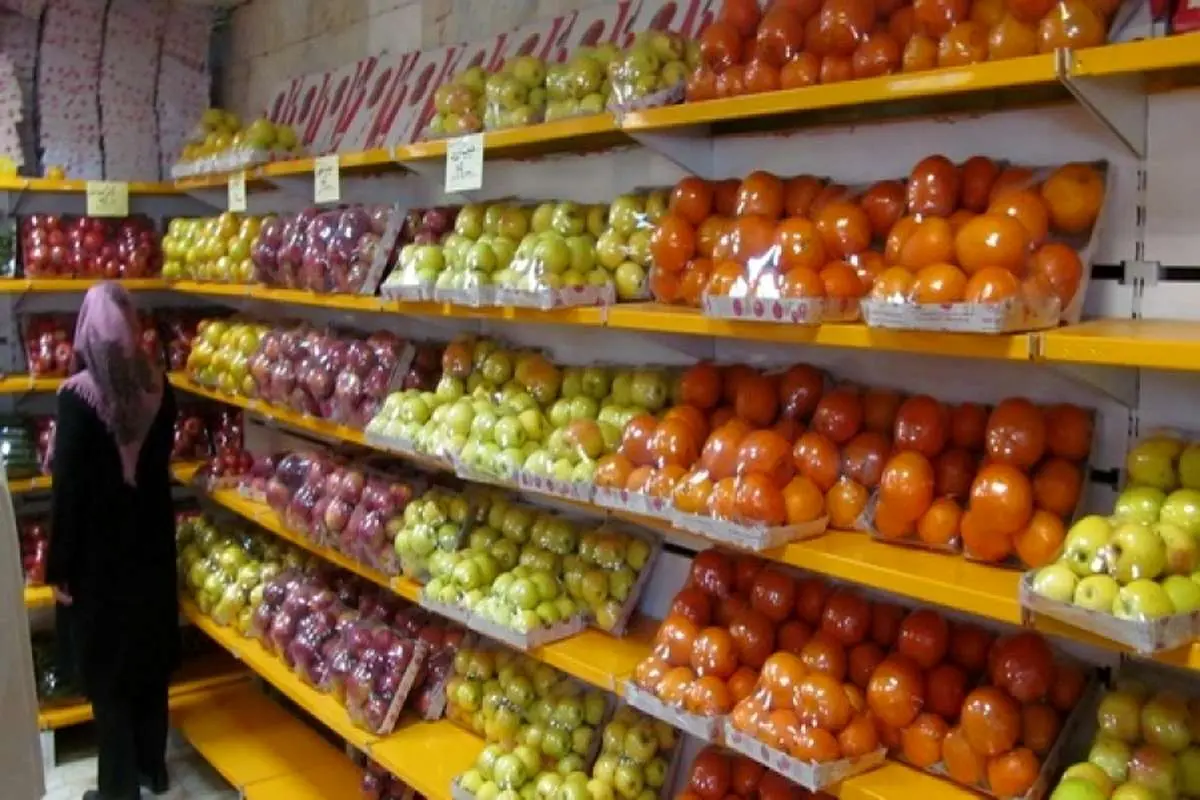 تفاوت 2 هزار تومانی میوه در میدان با مغازه ها / دلالان اجازه ارزانی میوه را نمی دهند