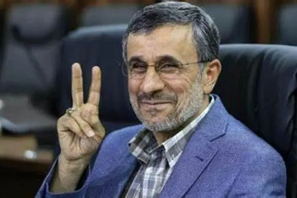 حضور محمود احمدی‌نژاد در افتتاحیه مجلس خبرگان با پیراهن سفید!+عکس