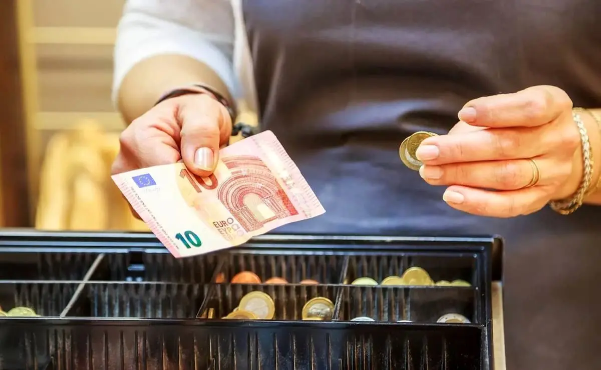 سوئیسی‌ها با وجود افزایش اپلیکیشن‌های پرداخت، همچنان از پول نقد فیزیکی استفاده می‌کنند!
