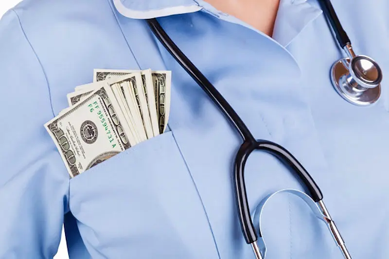 درآمد سالانه پزشک ایرانی، ۱۰ هزار دلار؛ درآمد پزشک آمریکایی ۲۹۴ هزار دلار!/ اختلاف درآمد، عامل مهم مهاجرت پزشکان و پرستاران 