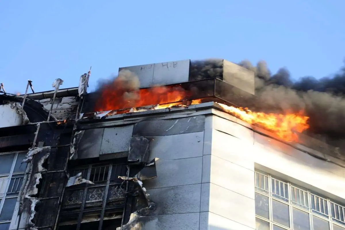 مصدومیت 11 نفر بر اثر آتش سوزی هتلی در مشهد 