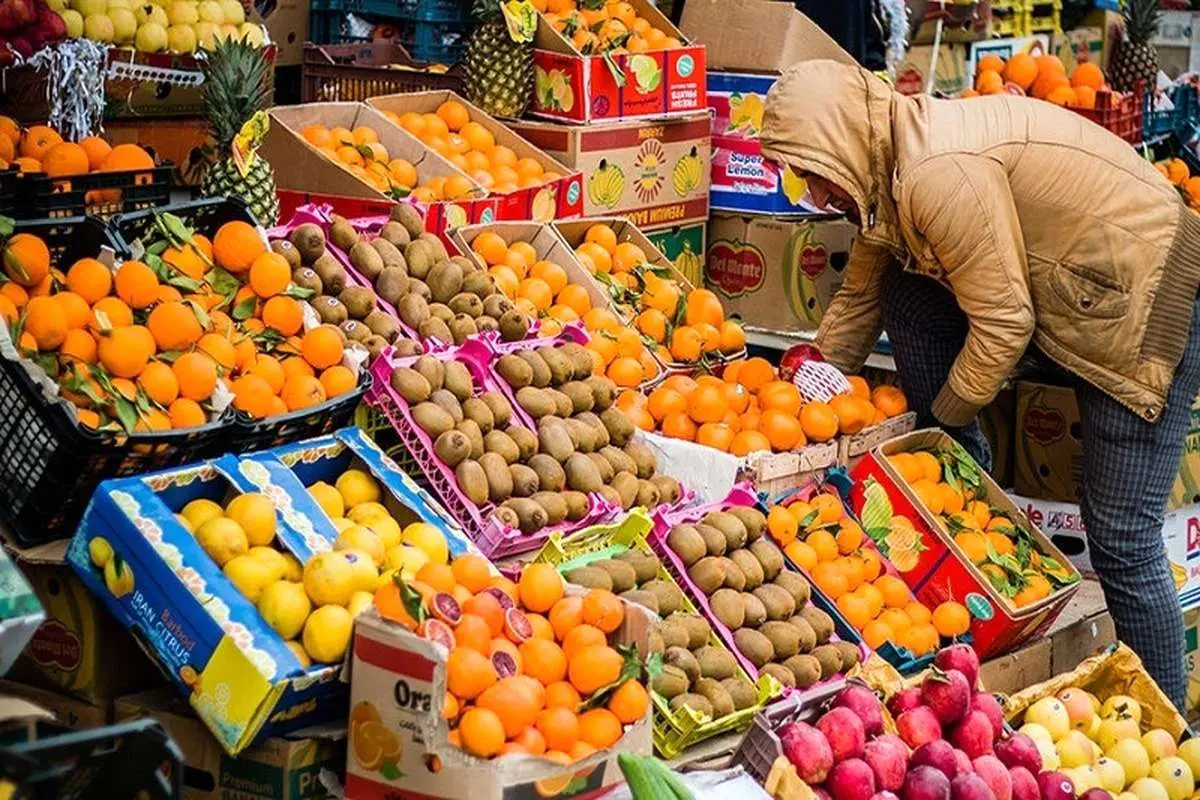 عرضه میوه بالاتر از ۳۵ درصد سود در مغازه‌ها گرانفروشی است