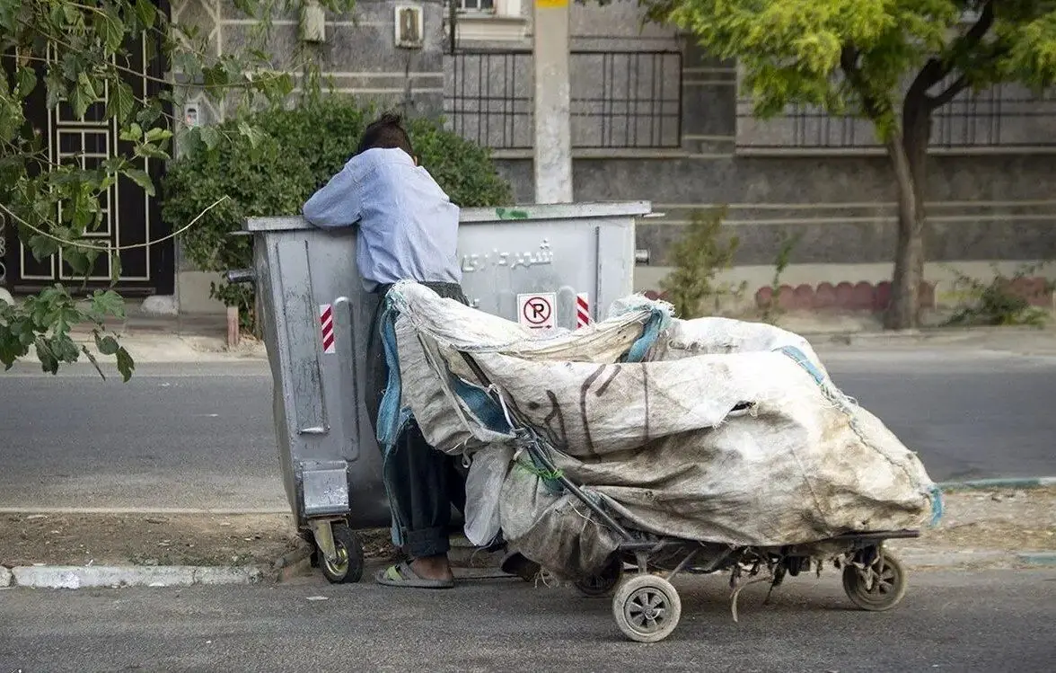 اعتراض روزنامه شهرداری تهران به حس «نوع‌دوستی» به زباله‌گردها؛ آن‌ها بیچاره نیستند، درآمد‌های چند ده میلیونی دارند