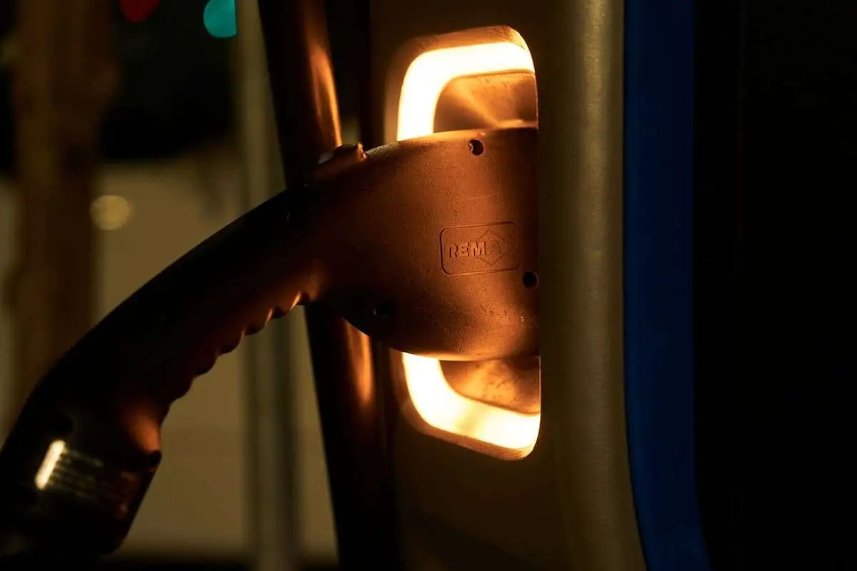 دوران بنزین به پایان می‌رسد؟/ آمریکا به ازای هر 15 پمپ بنزین، یک ایستگاه شارژ دارد