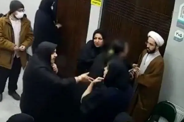 واکنش نماینده روحانی مجلس به عکس گرفتن طلبه قمی از یک زن: بنده خدا در حال بازی با موبایل بود!