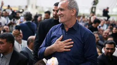 هدیه به رئیس جمهور منتخب؛ قاب عکسی از دیدار مسعود پزشکیان با رهبر انقلاب در سال ۱۳۸۲ + عکس