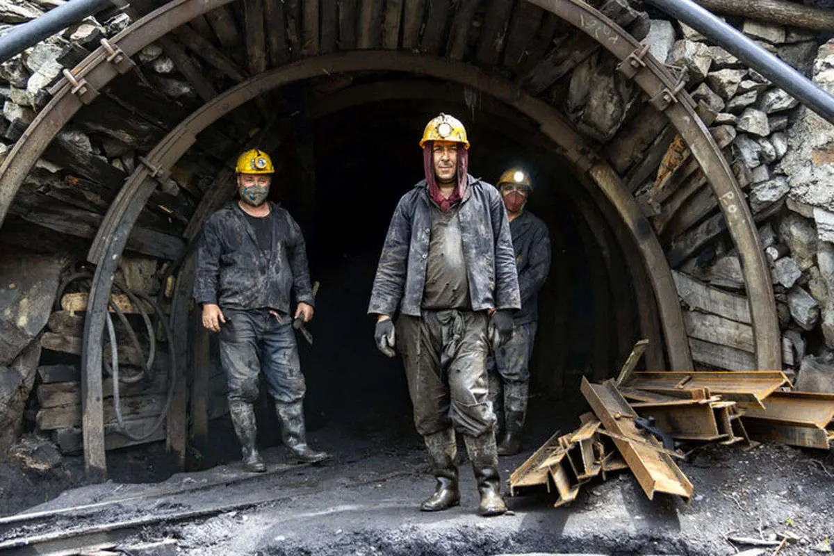 اظهار نگرانی کارگران معدنِ زغال سنگ گلندرود از احتمال تغییر پیمانکار