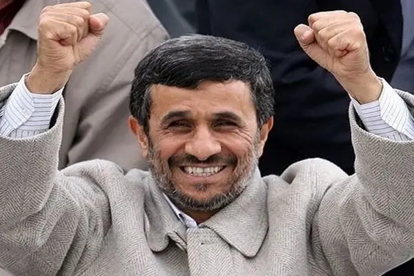 محمود احمدی‌نژاد با ماشین شاسی‌بلند به وزارت کشور رفت+ویدئو