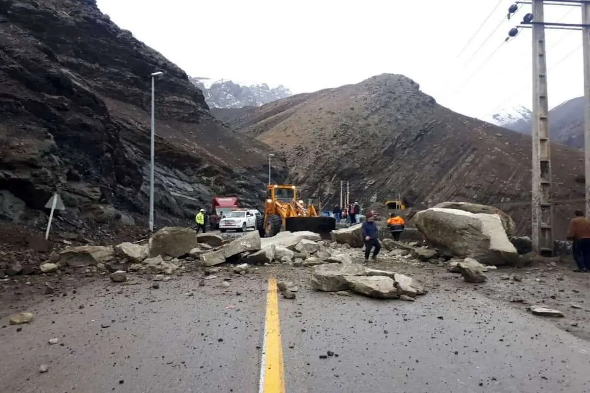 احتمال سقوط سنگ در جاده کرج - چالوس/ مسافران در حاشیه جاده توقف نکنند