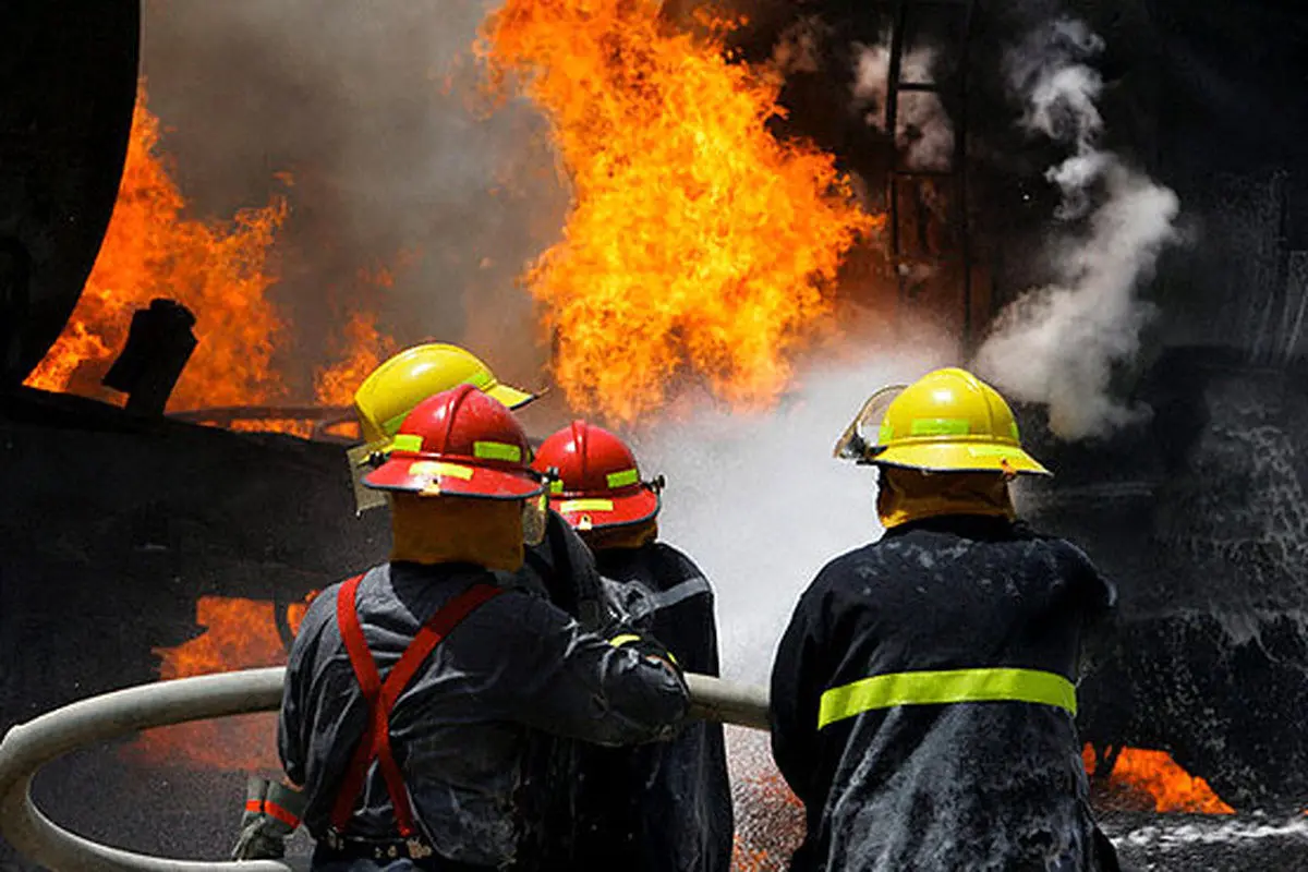 آتش‌سوزی گسترده یک انبار مواد غذایی در سه‌راه تهرانپارس