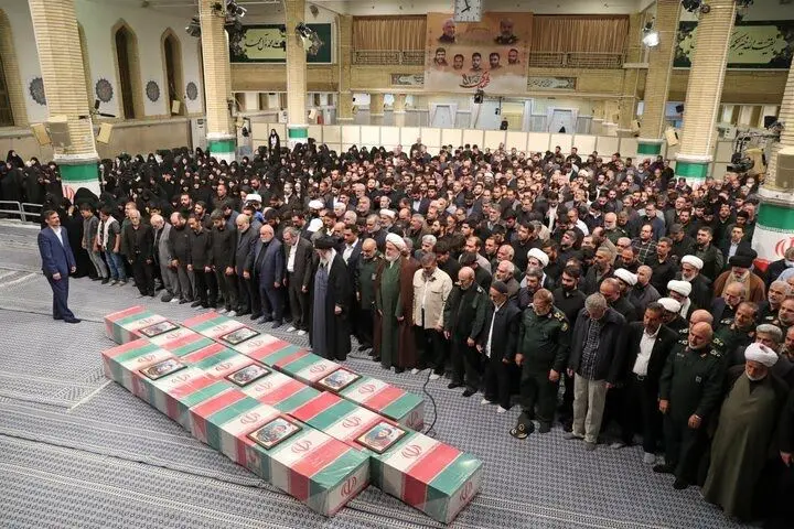 تشییع پیکر شهید سرلشکر زاهدی و همرزمانش در حسینیه امام خمینی