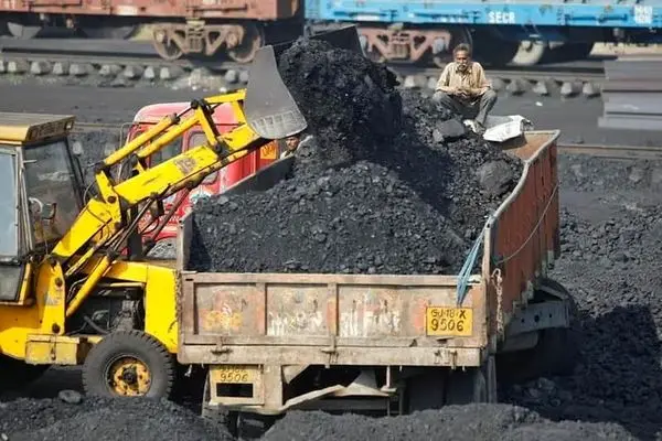 مسئولان به وعده بازگشایی معدن زغال سنگ سنگرود عمل کنند