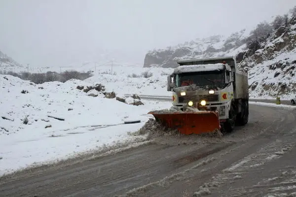 بارش برف سنگین در جاده چالوس/ مردم از سفرهای غیرضروری پرهیز کنند