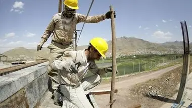 افزایش دستمزد کارگران ۲ بار در سال ضروری است